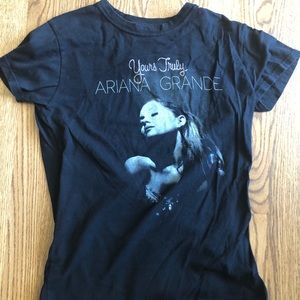 Ariana Grande “Yours Truly” Rare t-shirt (small)
